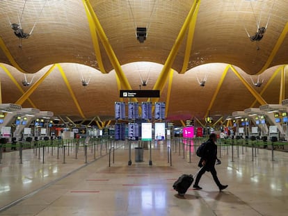 Un viajero transita la Terminal 4 del aeropuerto de Madrid-Barajas, totalmente vacía, en agosto de 2020.