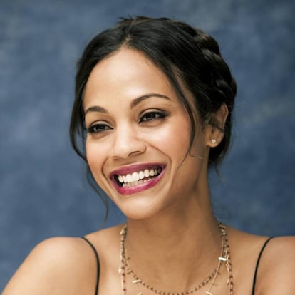 É cada vez maior o número de atrizes que denunciam abertamente o machismo sofrido por elas ao longo de suas carreiras. Selecionamos, aqui, o testemunho de oito delas, que contam casos que refletem essa situação. Zoe Saldana, 38 anos, declarou dias atrás à revista ‘Allure’: “Certa vez, no meio de uma filmagem, um produtor me disse: ‘Contratei você para transmitir uma boa imagem enquanto você porta um revólver na roupa de baixo’. Quando entrei para esse projeto, me disseram que na verdade me queriam para o papel e que gostariam muito de ouvir qualquer ideia que eu tivesse. Era isso o que vinha fazendo, até que o produtor me disse para largar de ser ‘uma puta difícil’. Pensei: ‘Poxa, então isso está mesmo acontecendo. Essas coisas existem de verdade”.