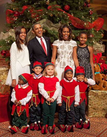 La familia Obama al completo posa sonriente junto a estos pequeños (y traviesos) duendes navideños.