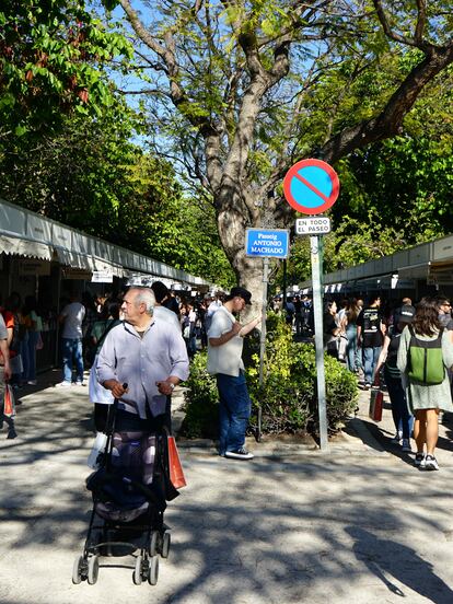 Lectores y curiosos pasean este jueves en la Feria del Libro de Valencia.