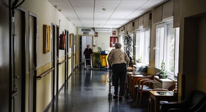 Dos mujeres en una residencia de ancianos de Pozuelo de Alarcón (Madrid).