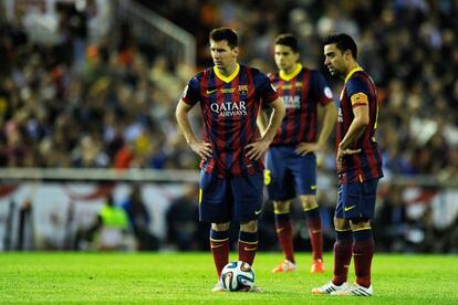 Messi y Xavi, en una imagen de archivo instantes antes de lanzar una falta.
