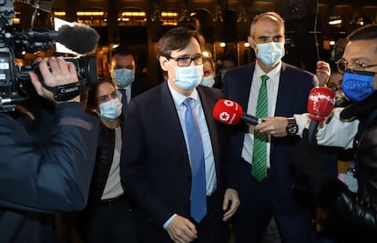 El ministro de Sanidad, Salvador Illa, llega al Casino de Madrid a la entrega de premios Leones del Español, en Madrid.