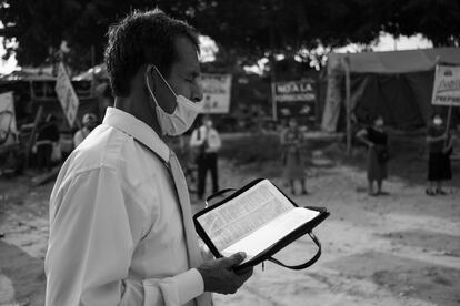 12 de novembro de 2020, Pucallpa, Ucayali, Peru. Apesar da falta de medicamentos e da rejeição das igrejas às plantas e aos curandeiros (como na imagem, uma concentração cristã), os Shipibo-Konibo encontraram refúgio em seus remédios tradicionais. Entre milhares de plantas, os Shipibo reconhecem 100 espécies da flora nativa, das quais mais de 40% são para uso medicinal.