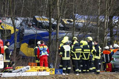 Personal de emergencias junto a los trenes siniestrados en la región de Baviera (Alemania).