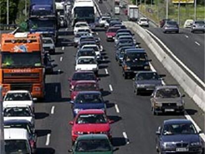 Aspecto que presentaba la carretera de Andalucia poco despues del inicio de la operación especial de Tráfico.