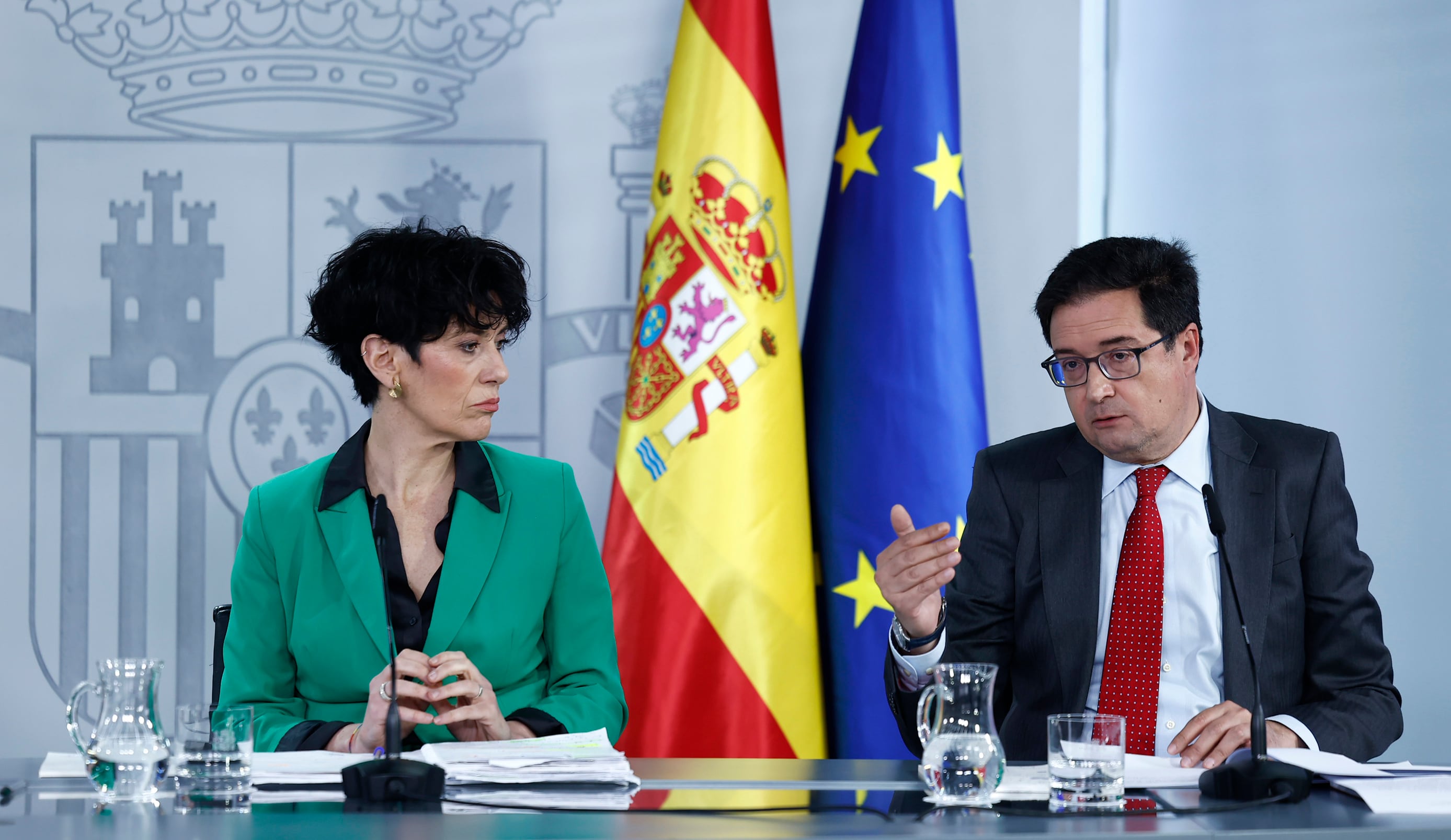 El ministro de Transformación Digital, Óscar López, habla en presencia de la portavoz del gobierno y ministra de Inclusión, Seguridad Social y Migraciones, Elma Saiz, en una rueda de prensa posterior a la reunión del Consejo de Ministros.