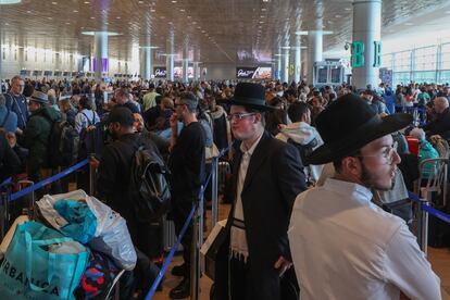 Largas colas en el aeropuerto Internacional Ben Gurion de Tel Aviv tras la cancelación de varios vuelos debido a las protestas. 