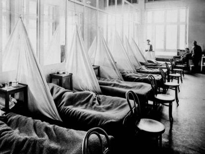Soldados estadounidenses convalecientes de la gripe española en 1918 en Langres (Francia).
