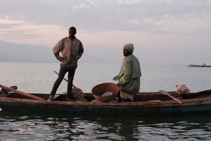 Amanece después de una noche sobre las aguas del lago Tanganica. Moisés y Andrew muestran una pequeña parte de la captura sobre una cesta de mimbre.