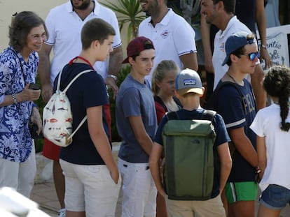La reina Sof&iacute;a, junto a seis de sus nietos nietos, a su llegada la escuela de Calanova (Mallorca), donde realizan un curso de vela durante sus vacaciones en la isla.