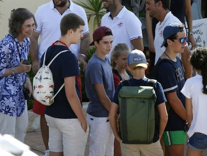 La reina Sof&iacute;a, junto a seis de sus nietos nietos, a su llegada la escuela de Calanova (Mallorca), donde realizan un curso de vela durante sus vacaciones en la isla.