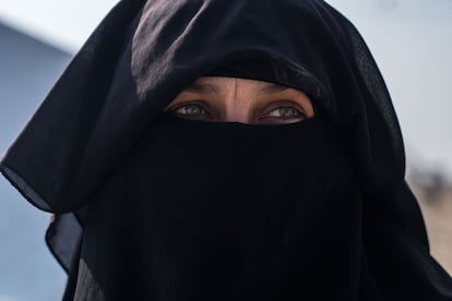 La yihadista rusa Fatima (33 años), delante de su tienda en el campo para familias del ISIS de Al Hol, en el noreste de Siria, el 19 de octubre de 2019.