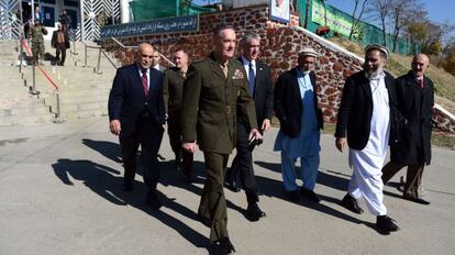 El general estadounidense Joseph Dunford abandona la reunión de la Loya Jirga en Kabul.