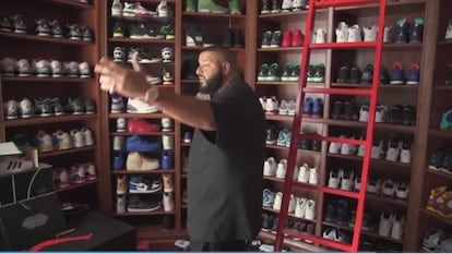 DJ Khaled también tiene una afición por los zapatos deportivos y su armario es tan grande que necesita una escalera para llegar a los que están más alto.