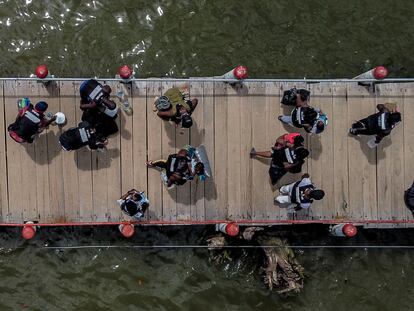 Migrantes en un muelle de Necoclí (Colombia), en julio de 2021.