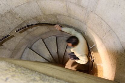 Esta es la estrecha escalera de caracol usada ahora para subir a la planta de arriba del museo. Con la reforma, habrá una escalera moderna y un ascensor.