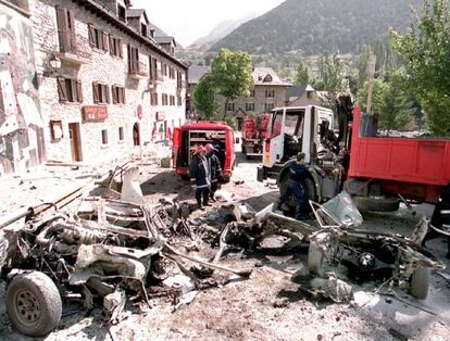 20 de agosto de 2000. Dos guardias civiles murieron por la explosin de una bomba adosada al vehculo Nissan Patrol con el que habitualmente hacan sus rondas de vigilancia en Sallent de Gllego (Huesca). El atentado perpetrado por ETA con una "bomba lapa" ocasion la muerte instantnea de Irene Fernndez Pereda y produjo heridas de carcter muy grave a Jos ?ngel de Jess Encinas, quien muri durante su traslado al Hospital de San Jorge de la capital oscense. En la foto miembros de la Guardia Civil y bomberos inspeccionan los restos del vehculo tras el atentado.