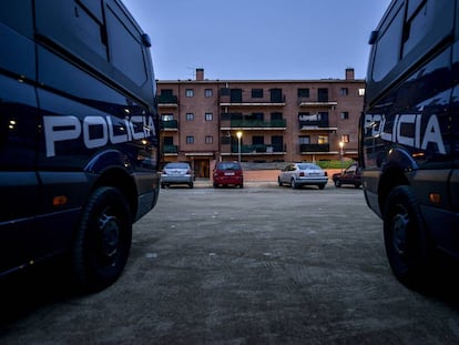 Dos furgonetas del Cuerpo Nacional de Policía en La Jonquera.