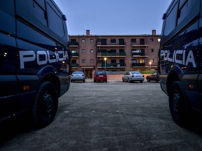 Vehicles de la Policia Nacional a la Jonquera.