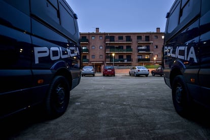 Dos cotxes de policia a La Jonquera.