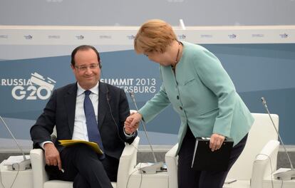La cancillera alemana, Angela Merkel, saluda al presidente francés, François Hollande, a su llegada a una reunión del presidente ruso, Vladimir Putin, con empresarios y sindicalistas del Grupo del Veinte celebrada durante la cumbre del G20 que acoge la ciudad de San Petersburgo (Rusia), 6 de septiembre de 2013.