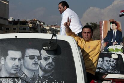 Un partidario de Bachar el Asad sujeta una foto del presidente sirio durante una manifestación progubernamental, ayer en Damasco.
