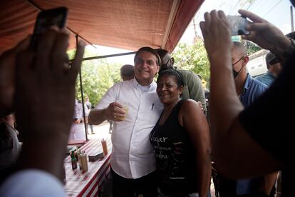 El presidente Bolsonaro posa con una simpatizante tras votar este domingo en Río de Janeiro.