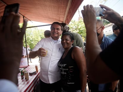 El presidente Bolsonaro posa con una simpatizante tras votar este domingo en Río de Janeiro.