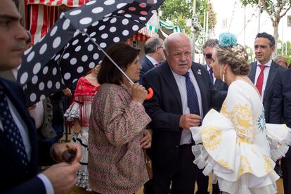 El consejero de Salud de Andalucía, Jesús Aguirre (en el centro) y la consejera de Fomento de la Junta, Marifrán Carazo (a la derecha), el miércoles. 