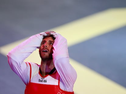 -FOTODELDIA- AME4418. GUADALAJARA (MÉXICO), 17/11/2022.- El español Daniel Barrera Quesada celebra hoy tras vencer al brasileño Edival Pontes, durante la final de la categoría -74kg varonil del Campeonato Mundial de Taekwondo, en el Centro Acuático Panamericano de Guadalajara, estado de Jalisco (México) . EFE/ Francisco Guasco
