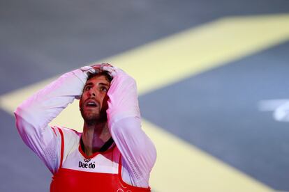 -FOTODELDIA- AME4418. GUADALAJARA (MÉXICO), 17/11/2022.- El español Daniel Barrera Quesada celebra hoy tras vencer al brasileño Edival Pontes, durante la final de la categoría -74kg varonil del Campeonato Mundial de Taekwondo, en el Centro Acuático Panamericano de Guadalajara, estado de Jalisco (México) . EFE/ Francisco Guasco
