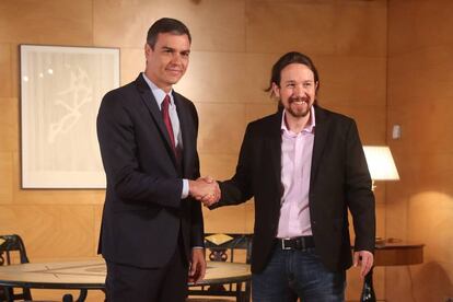 Pedro Sánchez y Pablo Iglesias, este martes, antes de comenzar su reunión en el Congreso de los Diputados.