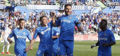 El delantero del Getafe Jorge Molina celebra su gol ante el Real Madrid.