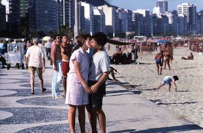 Una pareja se besa en el paseo de la playa de Copacabana. Para Ontañón era una canallada hacer una foto a una persona y luego no saber qué iba a pasar con la gente a la que fotografíaba. Para él, la base de la fotografía eran las personas. Un mundo que siempre es nuevo. La fotografía era emocionar y contar algo.