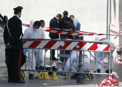 Un carabinieri observa el proceso de investigación de la policia.