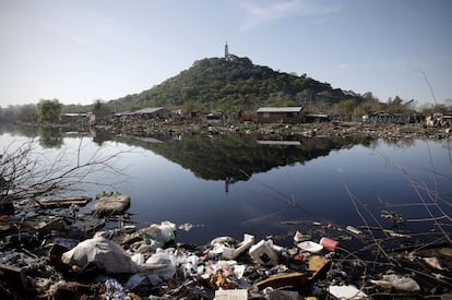 Vista do riacho e da montanha Lambaré. Perto dali vive a comunidade indígena.