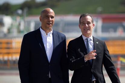 El alcalde de Los Ángeles, Eric Garcetti (a la derecha) y el candidato presidencial Cory Booker. 