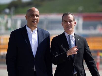 El alcalde de Los Ángeles, Eric Garcetti (a la derecha) y el candidato presidencial Cory Booker. 