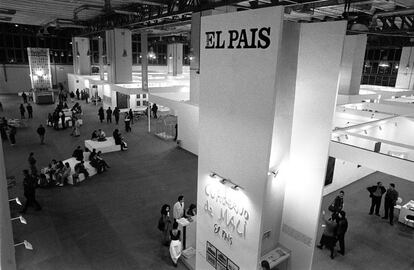 Arco 1993. EL PAÍS inició en esta edición su larga colaboración en el feria Arco. Se expusieron los originales de Miquel Barceló y las fotografías de Jean Marie del Moral aparecidos en el número 52 de El Pais Semanal del 16 de febrero de 1992, dedicado al "Cuaderno de Mali".