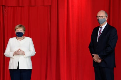 La canciller Angela Merkel junto con el gobernador del Estado de Brandenburgo, Dietmar Woidke este sábado durante la celebración por el 30 aniversario de la reunificación alemana.