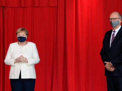 La canciller Angela Merkel junto con el gobernador del Estado de Brandenburgo, Dietmar Woidke este sábado durante la celebración por el 30 aniversario de la reunificación alemana.