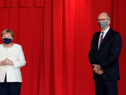 La canciller Angela Merkel junto con el gobernador del Estado de Brandenburgo, Dietmar Woidkem este sábado en Potsdam durante la celebración por el 30º aniversario de la reunificación alemana.