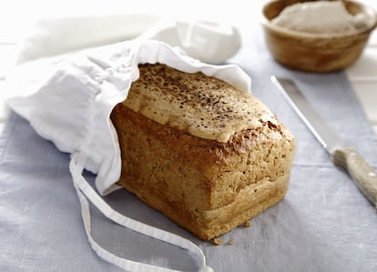 Una vez haya elegido su pan, ¿cómo mantenerlo para que aguante más días hasta que prepare el bocadillo? La bolsa de tela es ideal para conservar la humedad interior del pan, incluso mejor que la bolsa de papel, ya que le permite "respirar" y no acelera la formación del moho como sucede con la bolsa de plástico. "Lo recomendable es ponerlo en una bolsa de tela de las de toda la vida, y meterla dentro de un cajón a temperatura ambiente. También se conserva mejor si no se corta en rebanadas”, aconseja Alma Palau, presidenta del Consejo General de Dietistas–Nutricionistas.