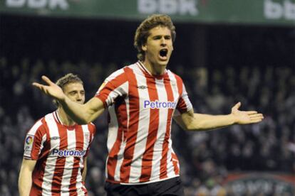 Fernando Llorente celebra un gol con el Athletic seguido por Muniain.