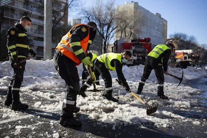 El sábado de la gran borrasca, en la zona de Arturo Soria, los soldados se toparon con una pareja que deambulaba entre la nieve: ella había roto aguas y se habían echado a la calle para intentar llegar a pie al hospital. No hizo falta: el viaje a la sala de partos lo hizo en vehículo militar. En la imagen, un equipo de la UME trabaja retirando hielo en la calle Alberto Alcocer de Madrid.