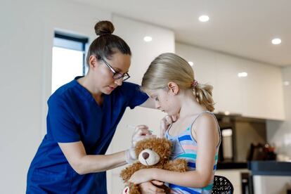 Una niña australiana se vacuna. 