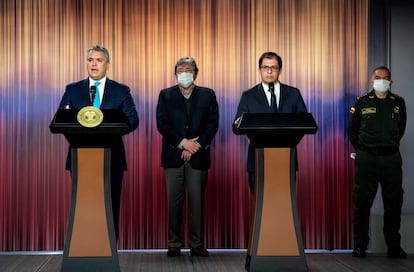 El director saliente de la Policía de Colombia, Óscar Atehortúa, a la derecha junto al presidente Iván Duque, el ministro de Defensa, Carlos Holmes Trujillo,  y el fiscal general, Francisco Barbosa, en una imagen de archivo.