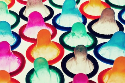 Preservativos masculinos de diferentes colores