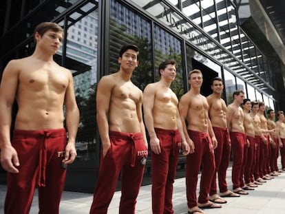 Modelos masculinos que atienden en los locales de Abercrombie.